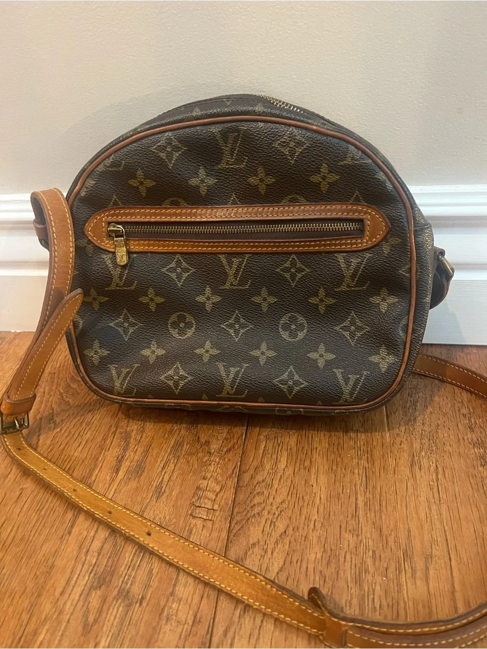 Vintage louis vuitton crossbody. Amazing condition. No peeling, cracking on ext